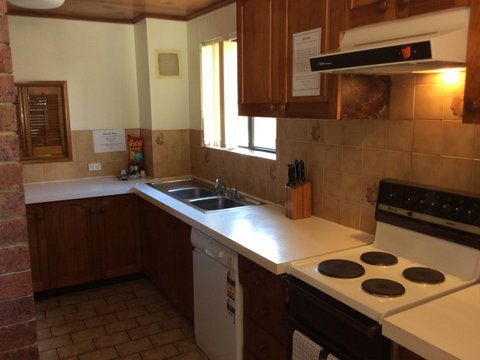 Cleveland Visitor Villas Motel & Shailer Park Garden Villas - Lightning Ridge Tourism 5