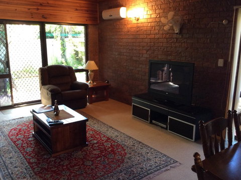 Cleveland Visitor Villas Motel & Shailer Park Garden Villas - Lightning Ridge Tourism 6