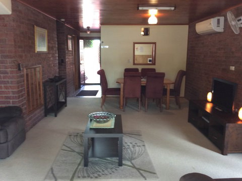 Cleveland Visitor Villas Motel & Shailer Park Garden Villas - Lightning Ridge Tourism 8