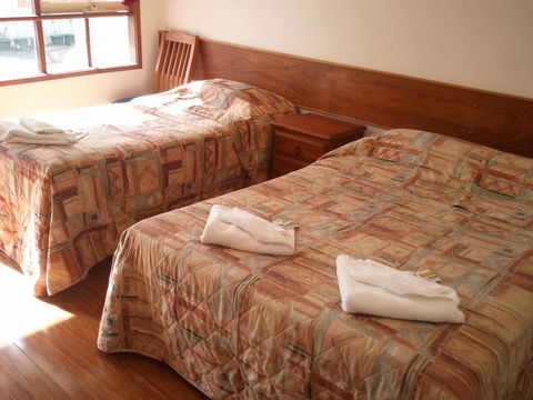 Beaconsfield Lodge Motel - Lightning Ridge Tourism 0