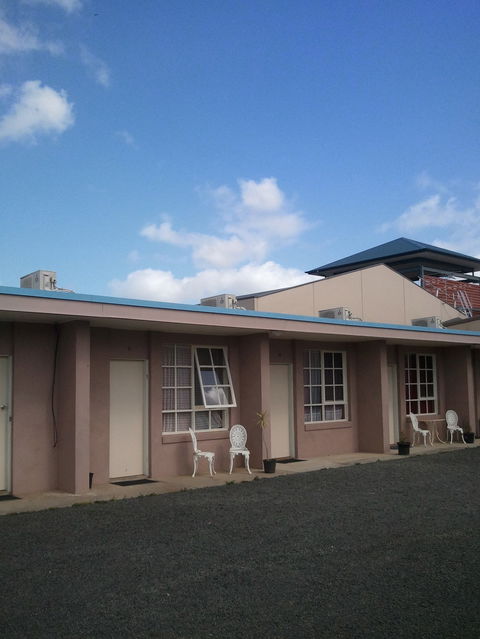 Beaconsfield Lodge Motel - Lightning Ridge Tourism 1
