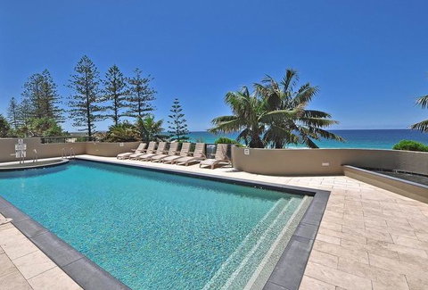 Clubb Coolum Beach - Lightning Ridge Tourism 1