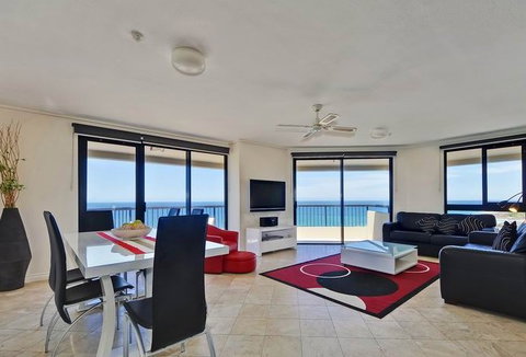Clubb Coolum Beach - Lightning Ridge Tourism 2