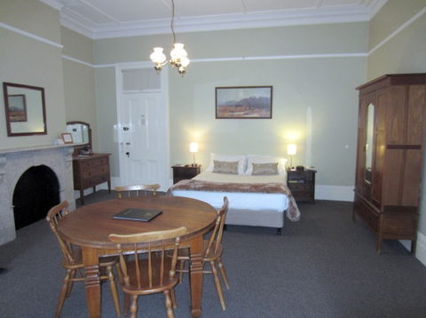 Moore Park Inn - Lightning Ridge Tourism 1