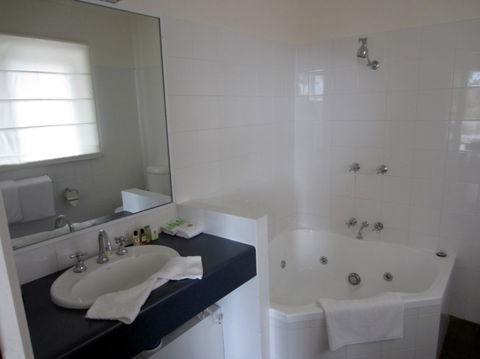 Moore Park Inn - Lightning Ridge Tourism 5
