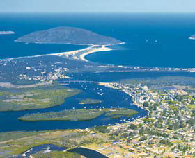 Golden Chain Tea Gardens Club Inn Motel - Lightning Ridge Tourism 0