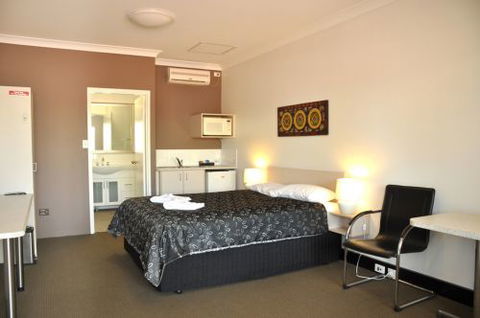 Pinjarra Resort  - Lightning Ridge Tourism 2