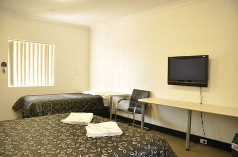 Pinjarra Resort  - Lightning Ridge Tourism 3