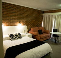 Cousins Motor Inn - Lightning Ridge Tourism