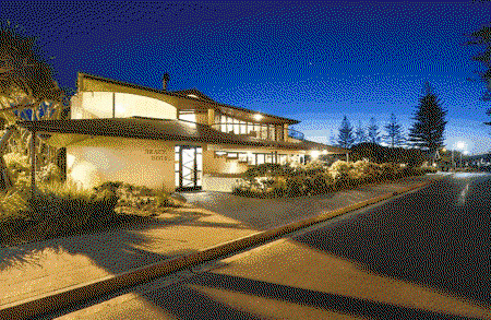 Beach Hotel Resort - Lightning Ridge Tourism 1