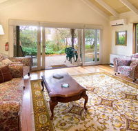 Double Nut Chalets - Lightning Ridge Tourism