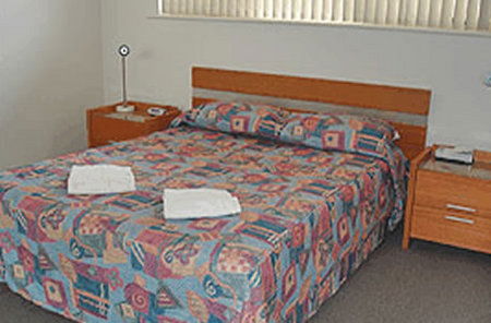 Glenelg Holiday Apartments-Corfu - Lightning Ridge Tourism 3