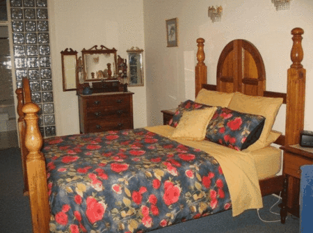 Cedars Indulgence Retreat - Lightning Ridge Tourism