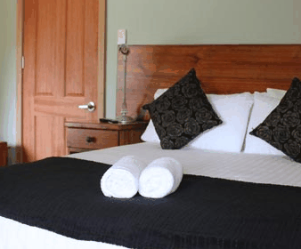 Tullah Lakeside Chalets - Lightning Ridge Tourism