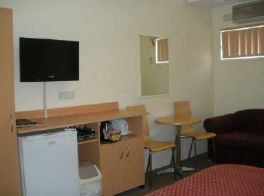 Motel 617 - Lightning Ridge Tourism 1