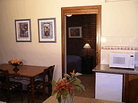 Glenelg Gateway Apartments - Lightning Ridge Tourism 1
