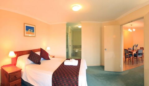 Abbey Beach Resort - Lightning Ridge Tourism 1