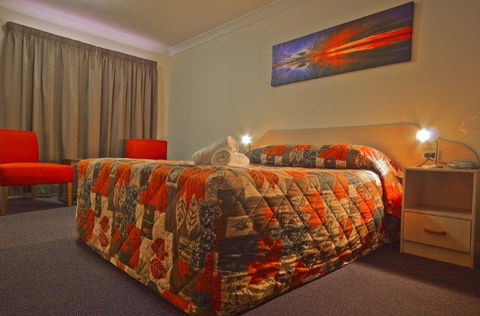 Silo Motor Inn - Lightning Ridge Tourism 1