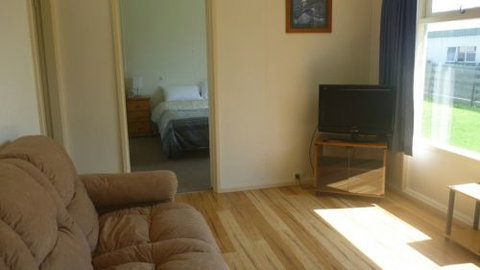 Hibiscus Heights - Lightning Ridge Tourism 3