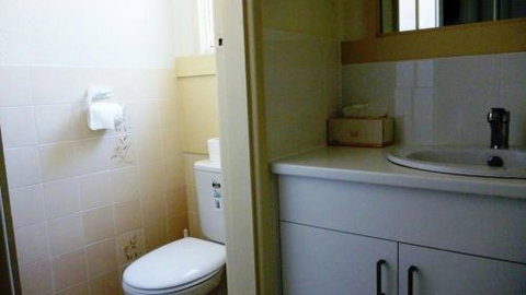 Hibiscus Heights - Lightning Ridge Tourism 8