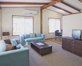 Karalta Court Village - Lightning Ridge Tourism 0