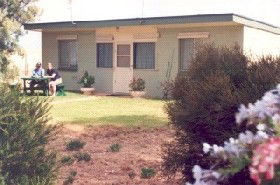 Oaklands Cottage - Lightning Ridge Tourism 0