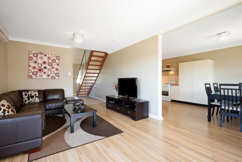 Eden Holiday Rentals - Lightning Ridge Tourism 3
