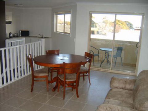 Inverloch Cabins - Lightning Ridge Tourism 0