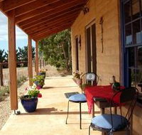 Dee's Villa - Lightning Ridge Tourism