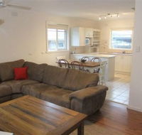 Rosebud Beach House on Kennington - Lightning Ridge Tourism