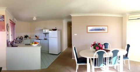Captain's Quarters - Lightning Ridge Tourism 8