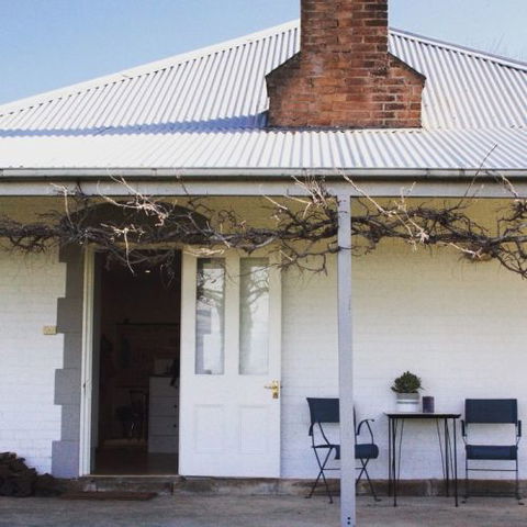 Old Schoolhouse Milton - Lightning Ridge Tourism 0