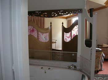 A Camelot Tower & Penthouse - Lightning Ridge Tourism 19