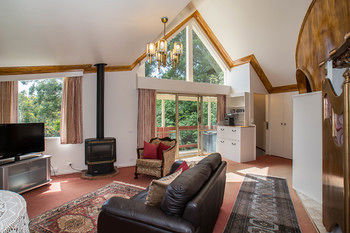 A Camelot Tower & Penthouse - Lightning Ridge Tourism 45