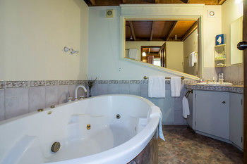 A Camelot Tower & Penthouse - Lightning Ridge Tourism 50