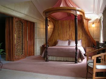 A Camelot Tower & Penthouse - Lightning Ridge Tourism 0