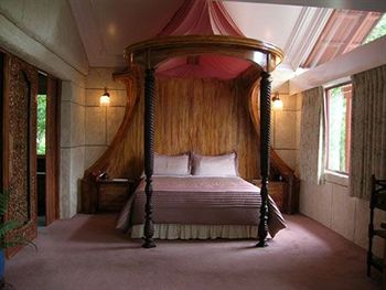 A Camelot Tower & Penthouse - Lightning Ridge Tourism 6