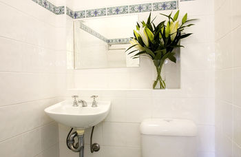 St Marks Lodge - Lightning Ridge Tourism 5