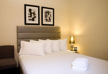 St Marks Lodge - Lightning Ridge Tourism 7