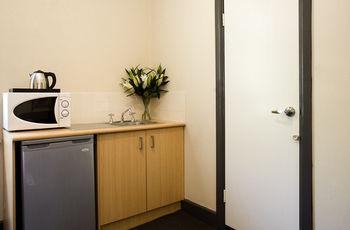 St Marks Lodge - Lightning Ridge Tourism 8