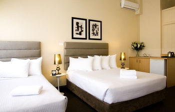 St Marks Lodge - Lightning Ridge Tourism 10