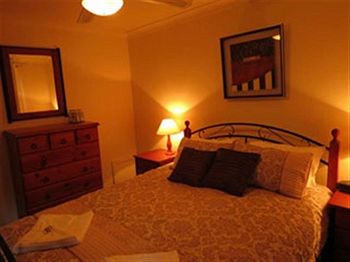 Barrington Wilderness Cedar Lodge Accommodation - Lightning Ridge Tourism 1