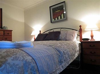 Barrington Wilderness Cedar Lodge Accommodation - Lightning Ridge Tourism 4
