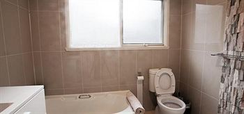 Taren Point Beach House - Lightning Ridge Tourism 1
