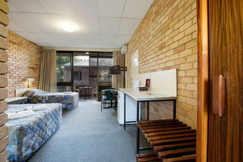 Villa Noosa Hotel - Lightning Ridge Tourism 1