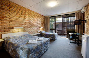 Villa Noosa Hotel - Lightning Ridge Tourism 2
