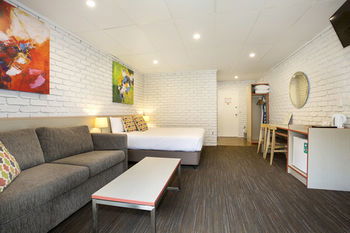 Villa Noosa Hotel - Lightning Ridge Tourism 36