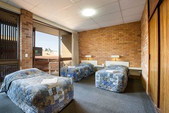 Villa Noosa Hotel - Lightning Ridge Tourism 39