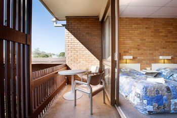 Villa Noosa Hotel - Lightning Ridge Tourism 41