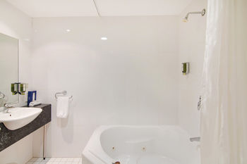 Quality Suites Boulevard On Beaumont - Lightning Ridge Tourism 21